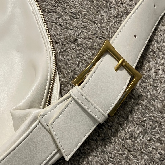 Shoulder Bag with gold tone hardware - Picture 3 of 11